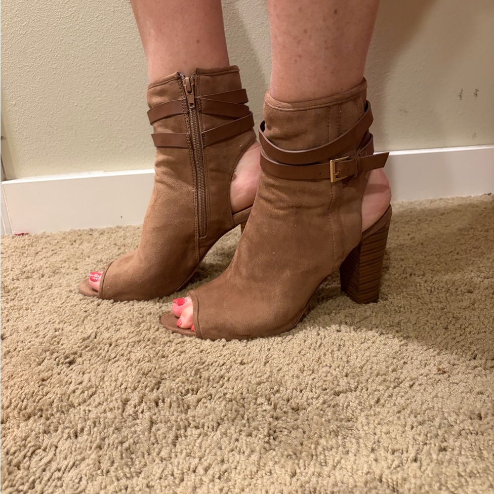 Liliana Stylish Tan Peep-Toe Ankle Boots Sz 10